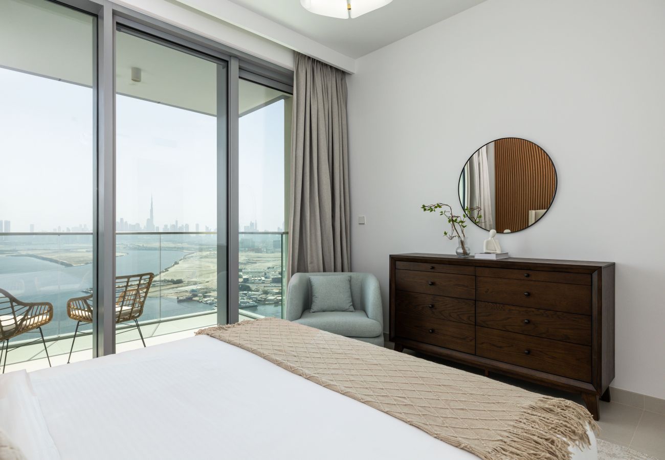 Apartment in Dubai - Luxurious 2-Bedroom Apartment with Burj Khalifa & Waterfront Views 