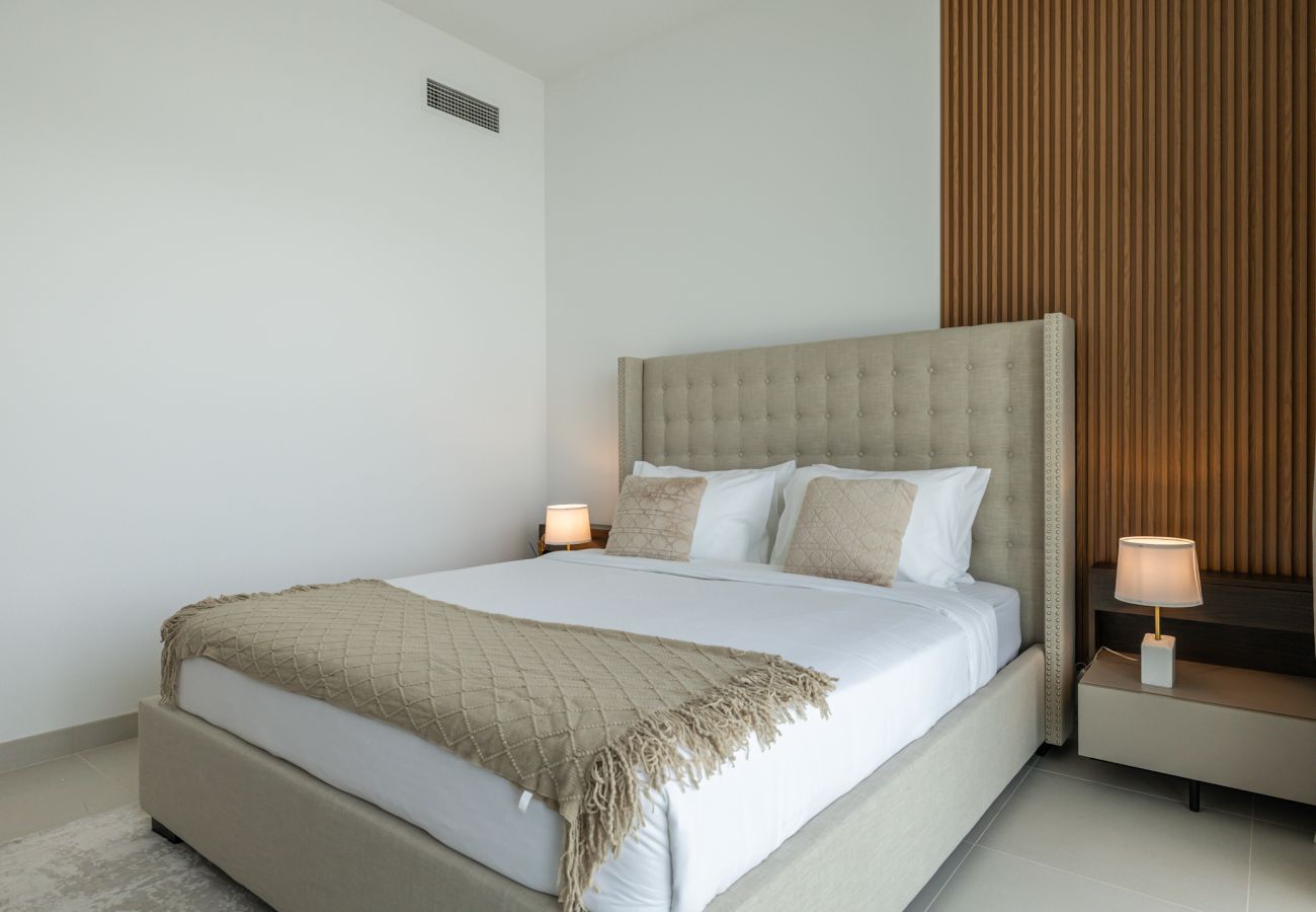 Apartment in Dubai - Luxurious 2-Bedroom Apartment with Burj Khalifa & Waterfront Views 