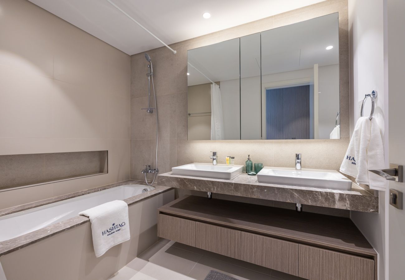 Apartment in Dubai - Luxurious 2-Bedroom Apartment with Burj Khalifa & Waterfront Views 