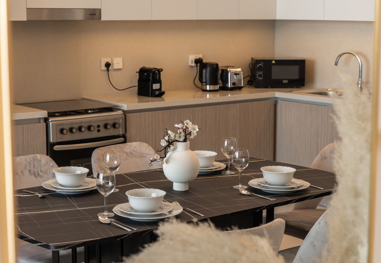 Apartment in Dubai - Luxurious 2-Bedroom Apartment with Burj Khalifa & Waterfront Views 