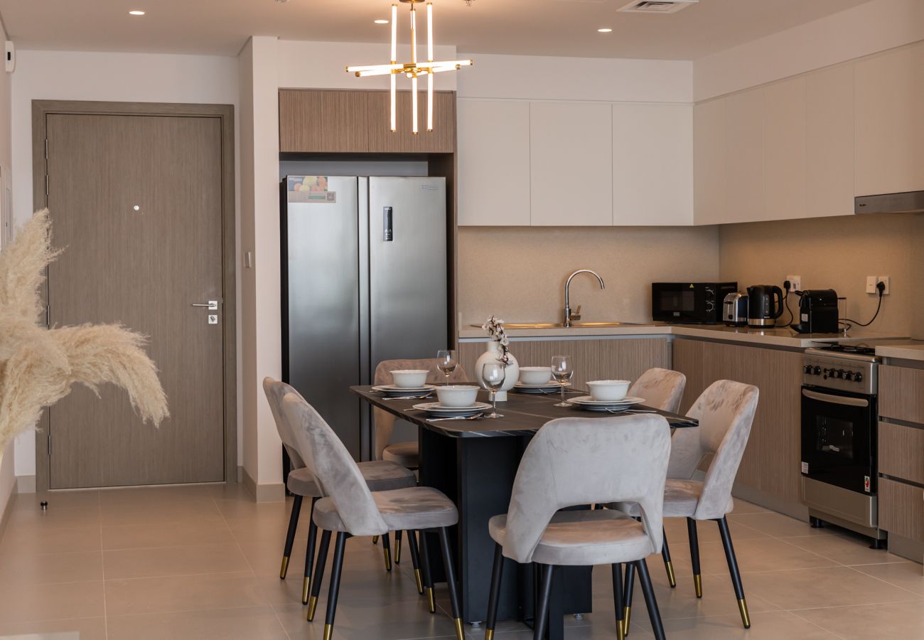 Apartment in Dubai - Luxurious 2-Bedroom Apartment with Burj Khalifa & Waterfront Views 