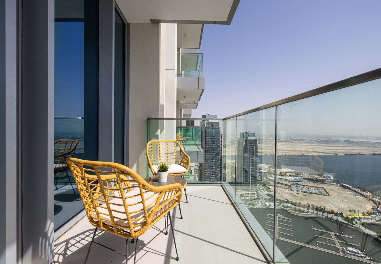 Apartment in Dubai - Luxurious 2-Bedroom Apartment with Burj Khalifa & Waterfront Views 