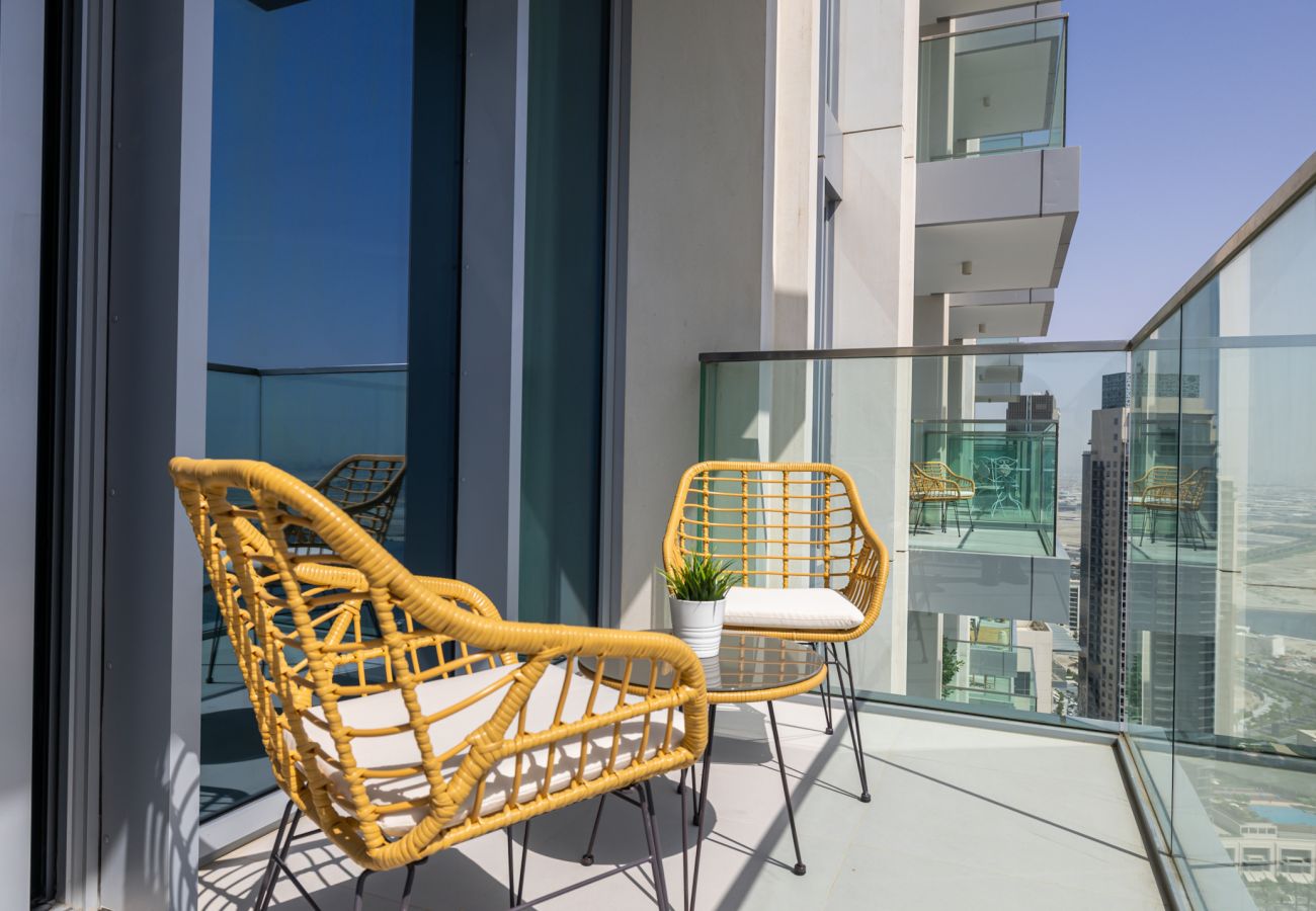 Apartment in Dubai - Luxurious 2-Bedroom Apartment with Burj Khalifa & Waterfront Views 