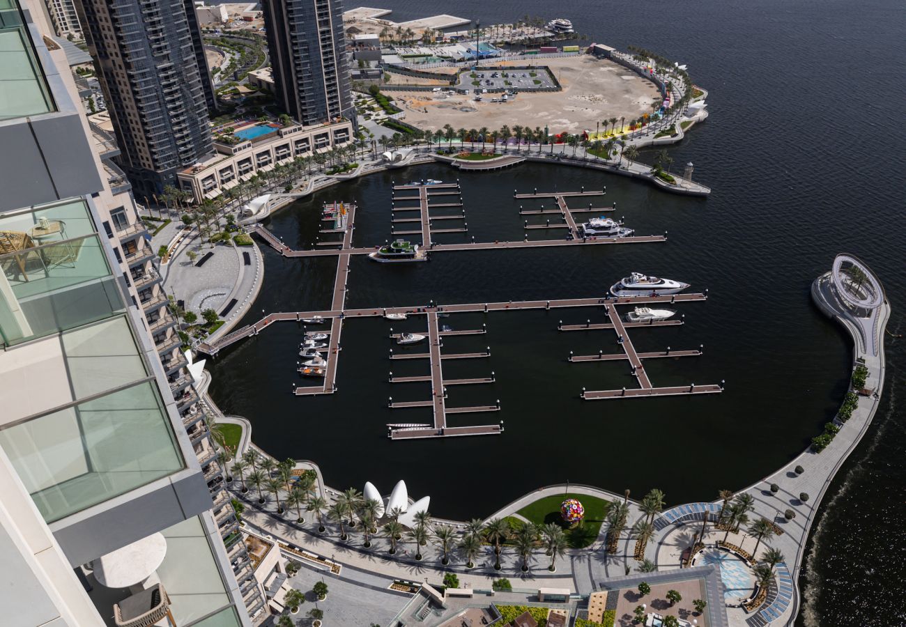 Apartment in Dubai - Luxurious 2-Bedroom Apartment with Burj Khalifa & Waterfront Views 