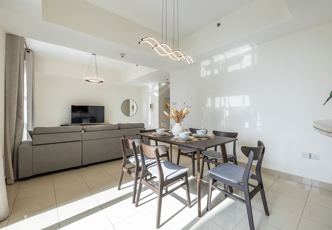 Apartment in Dubai - Spacious 3-Bedroom Apartment with Stunning Downtown City Views