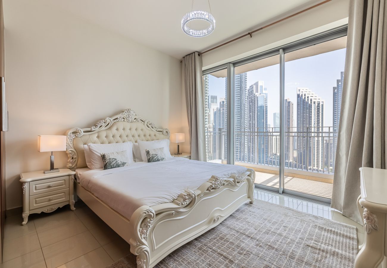 Apartment in Dubai - Spacious 3-Bedroom Apartment with Stunning Downtown City Views