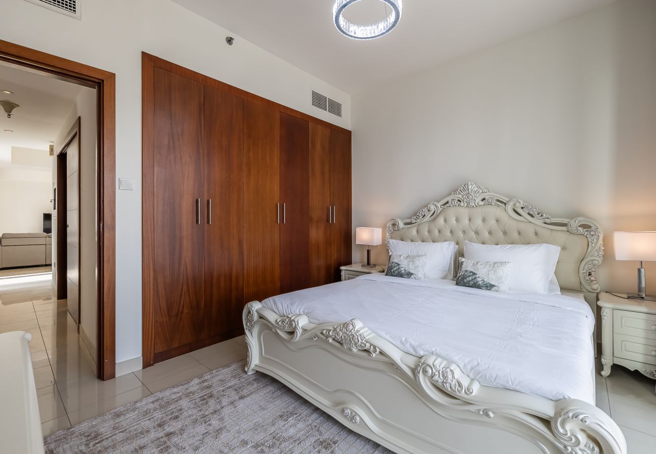 Apartment in Dubai - Spacious 3-Bedroom Apartment with Stunning Downtown City Views