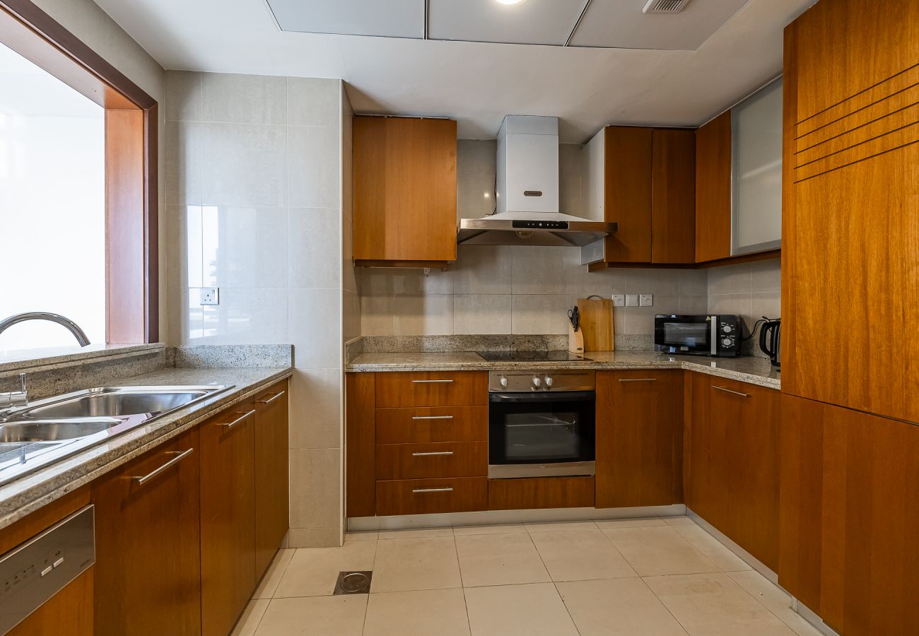 Apartment in Dubai - Spacious 3-Bedroom Apartment with Stunning Downtown City Views