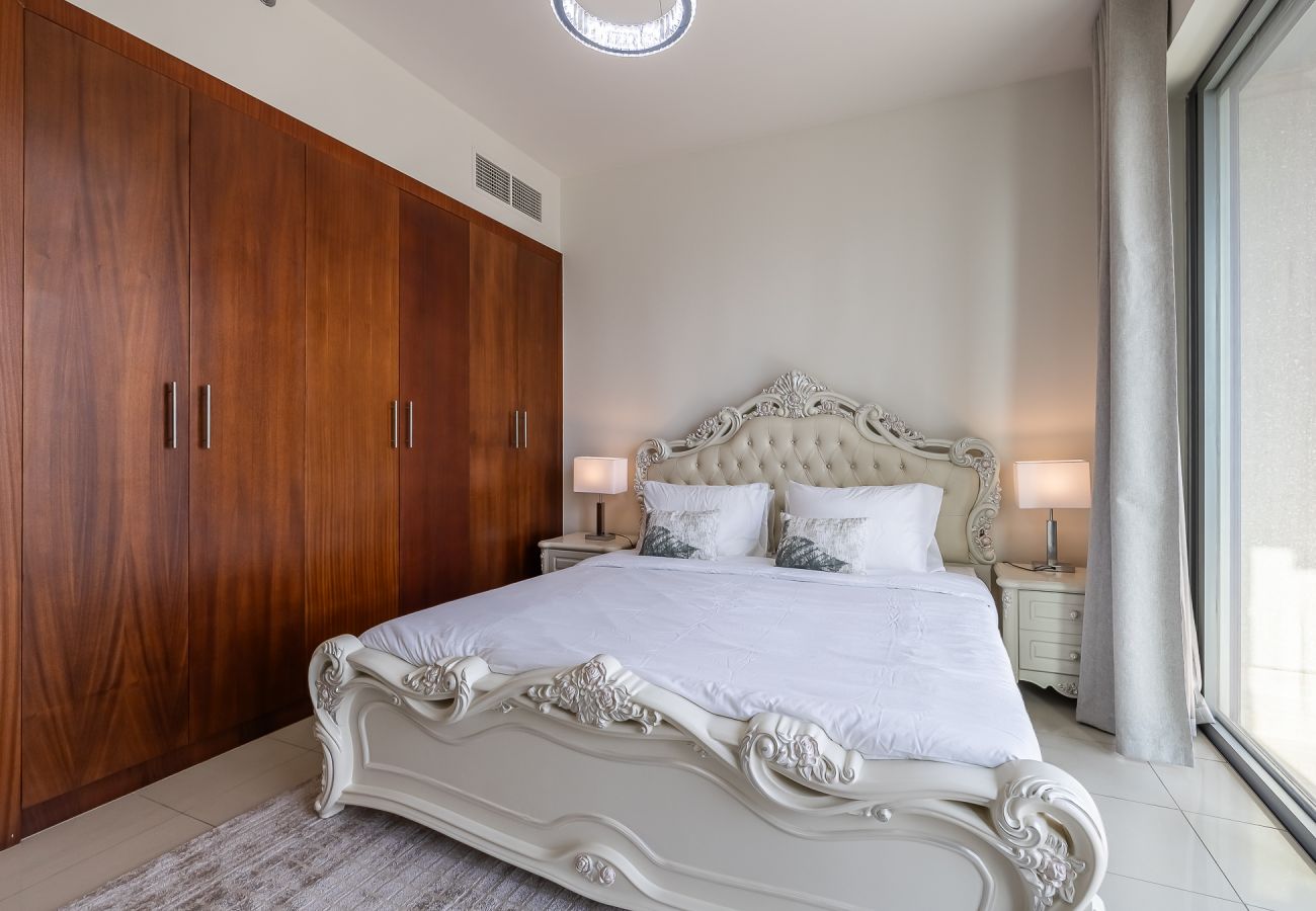 Apartment in Dubai - Spacious 3-Bedroom Apartment with Stunning Downtown City Views