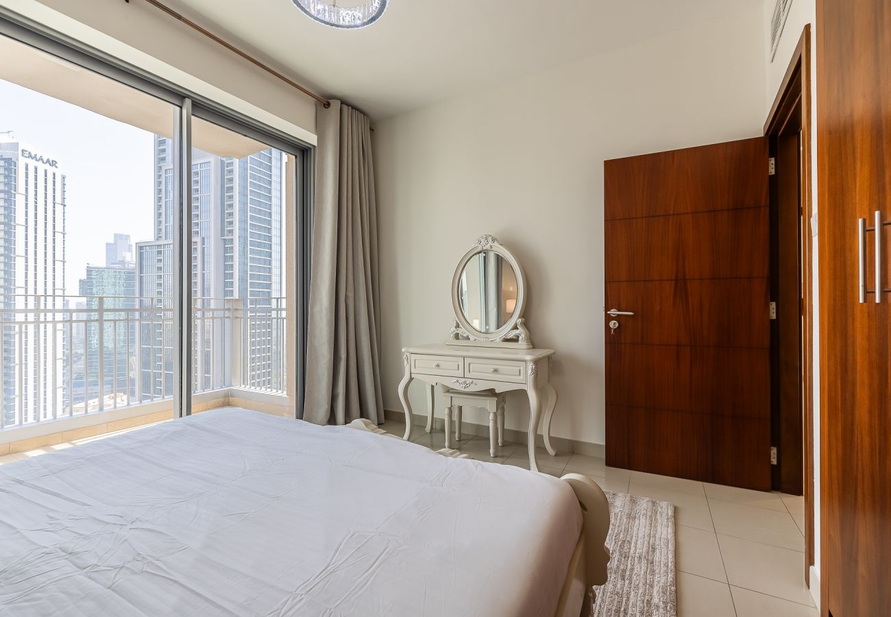 Apartment in Dubai - Spacious 3-Bedroom Apartment with Stunning Downtown City Views