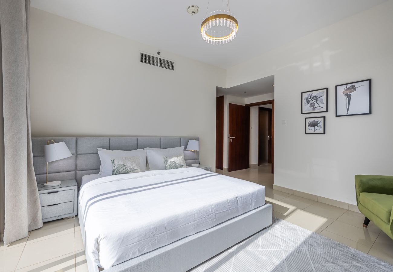 Apartment in Dubai - Spacious 3-Bedroom Apartment with Stunning Downtown City Views