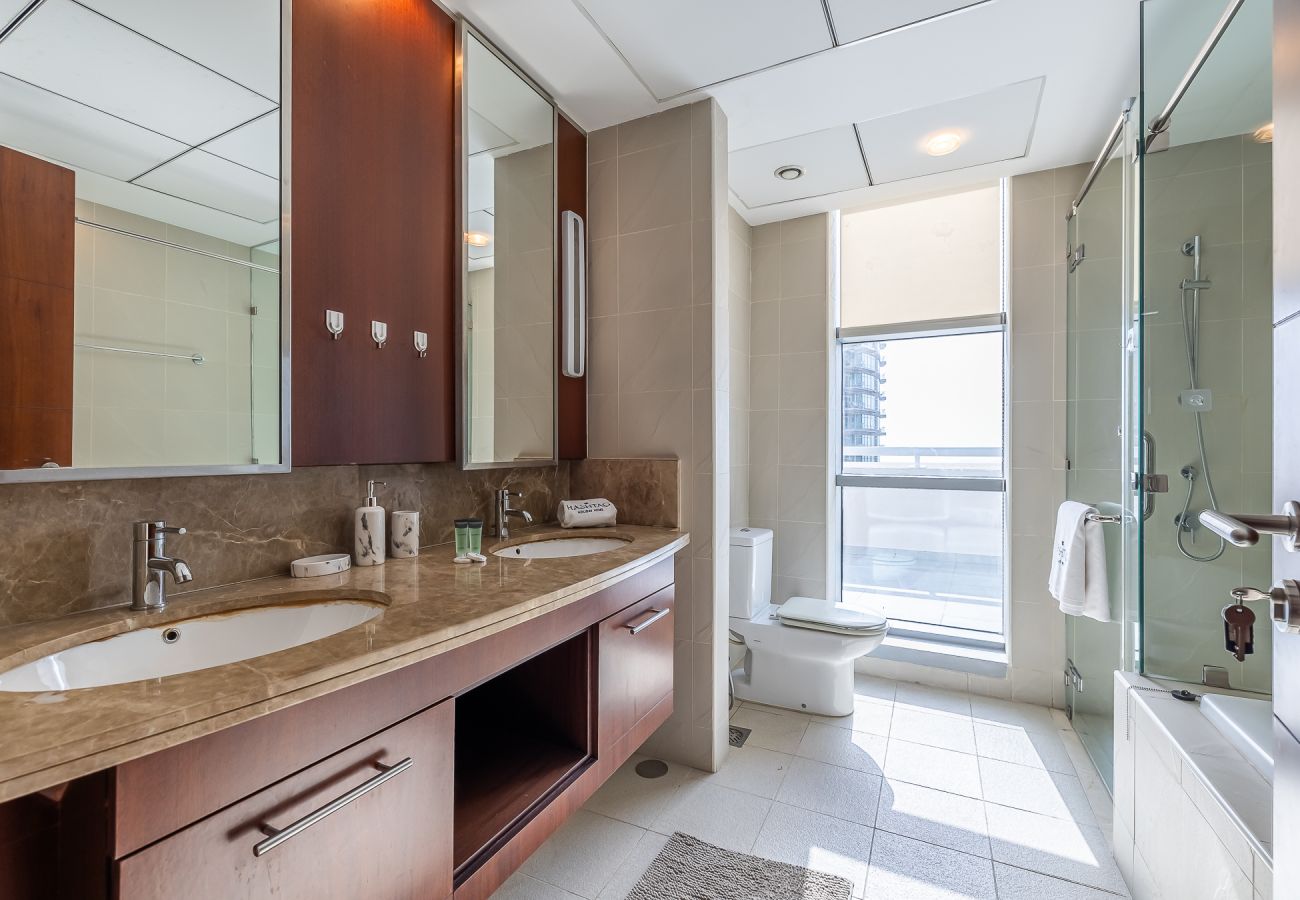 Apartment in Dubai - Spacious 3-Bedroom Apartment with Stunning Downtown City Views