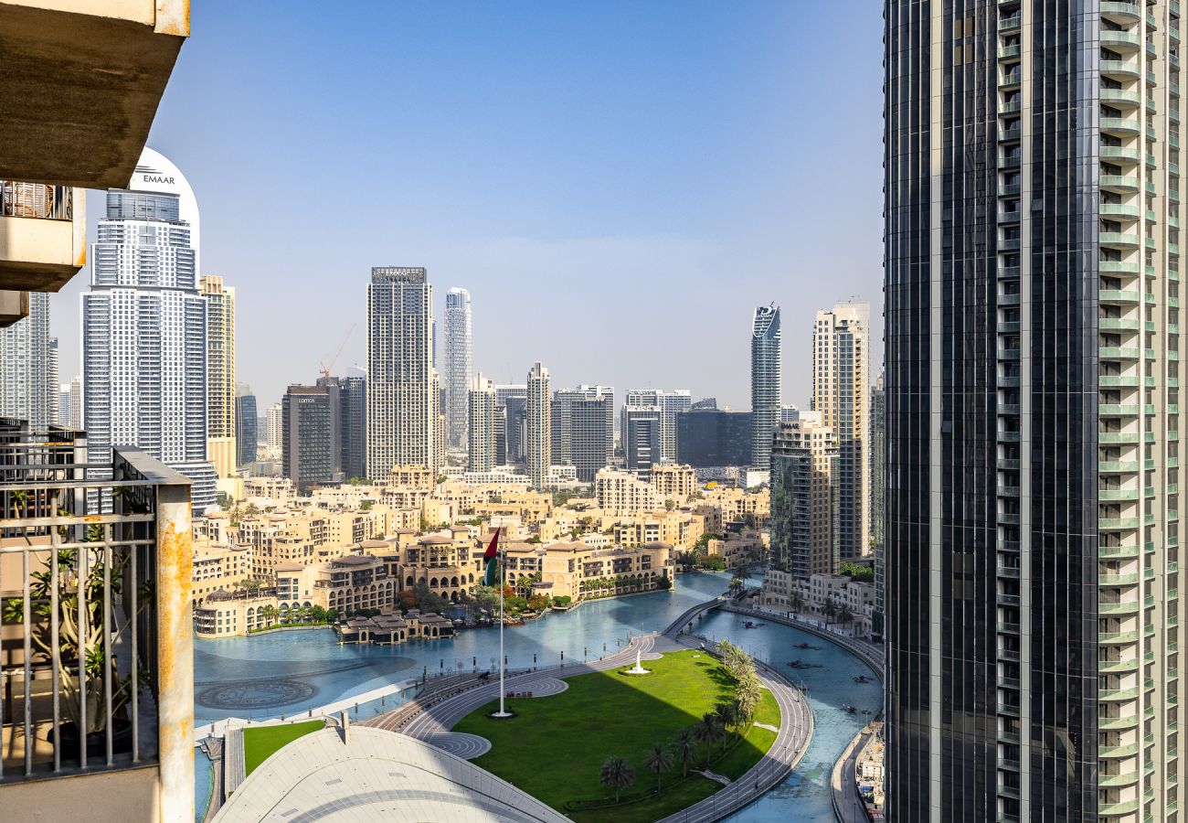 Apartment in Dubai - Spacious 3-Bedroom Apartment with Stunning Downtown City Views