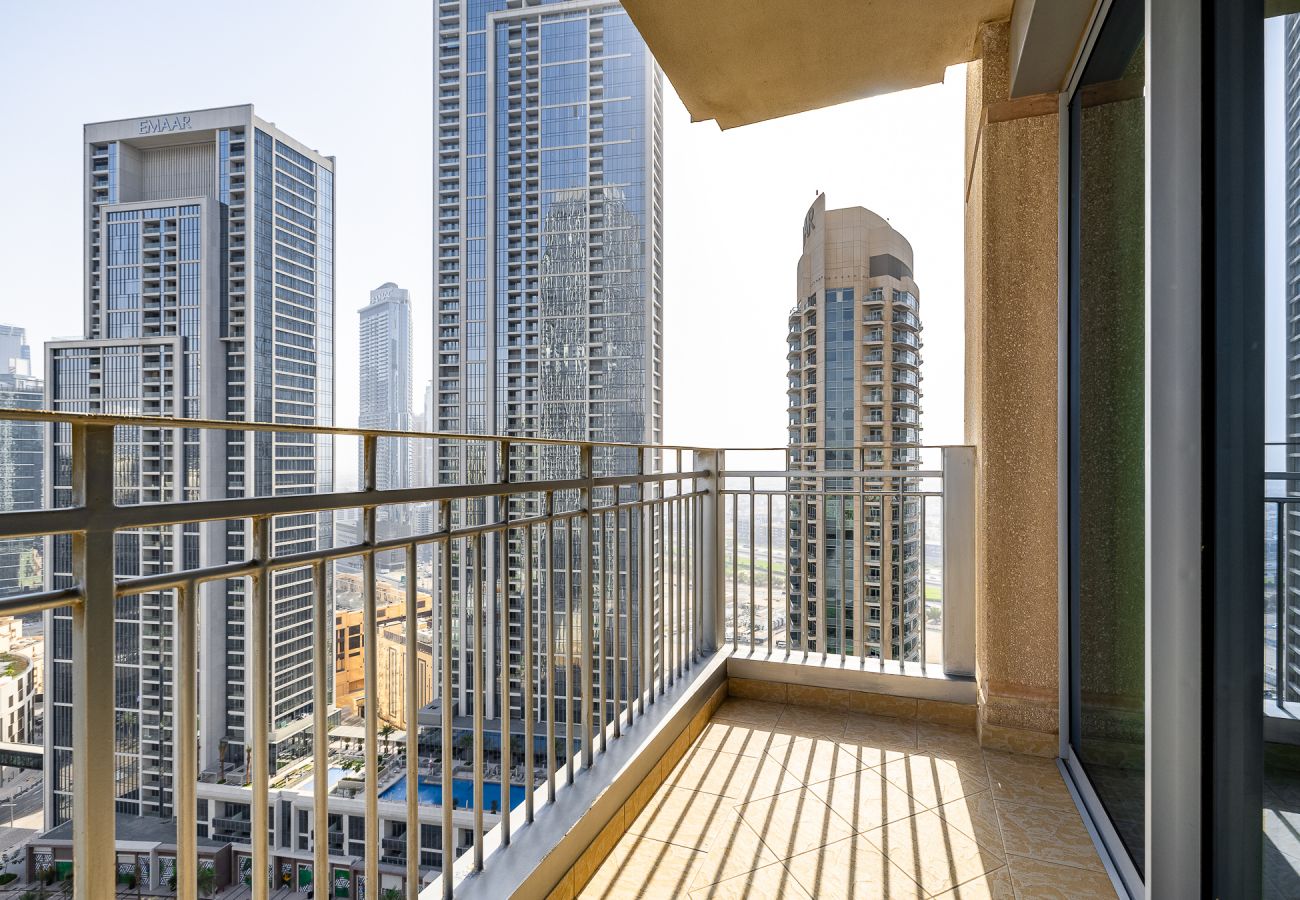 Apartment in Dubai - Spacious 3-Bedroom Apartment with Stunning Downtown City Views