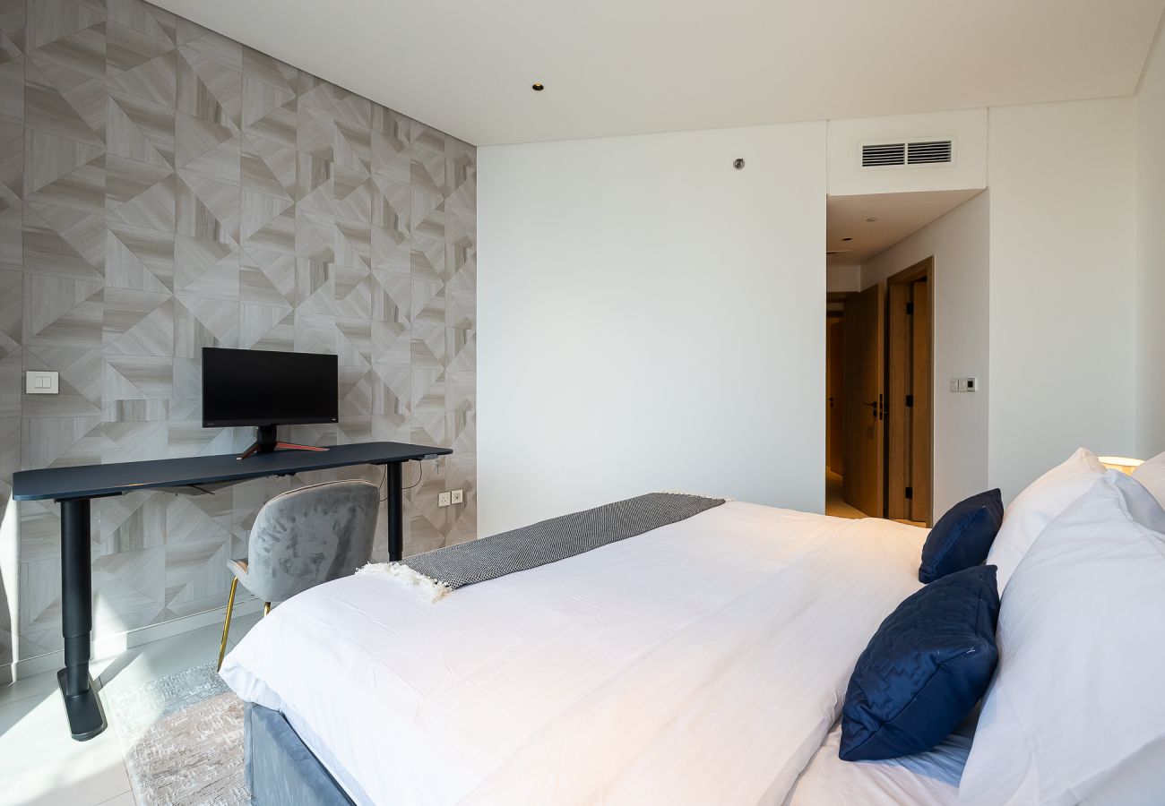 Apartment in Dubai - Spacious 3-Bedroom Apartment with Maid’s Room & Burj Khalifa Views – Business Bay