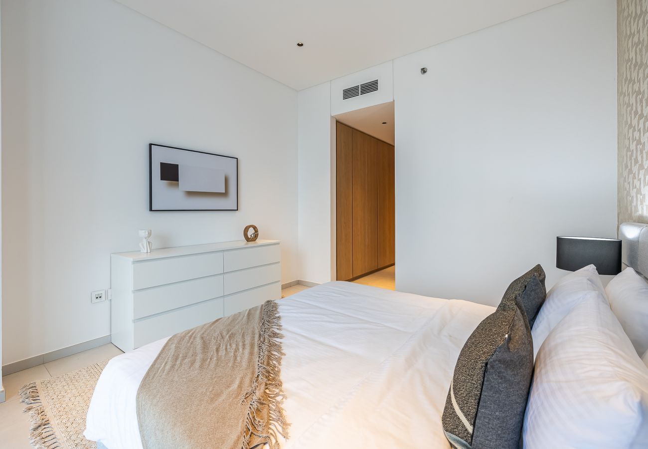 Apartment in Dubai - Spacious 3-Bedroom Apartment with Maid’s Room & Burj Khalifa Views – Business Bay