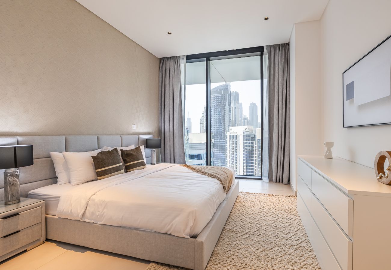 Apartment in Dubai - Spacious 3-Bedroom Apartment with Maid’s Room & Burj Khalifa Views – Business Bay