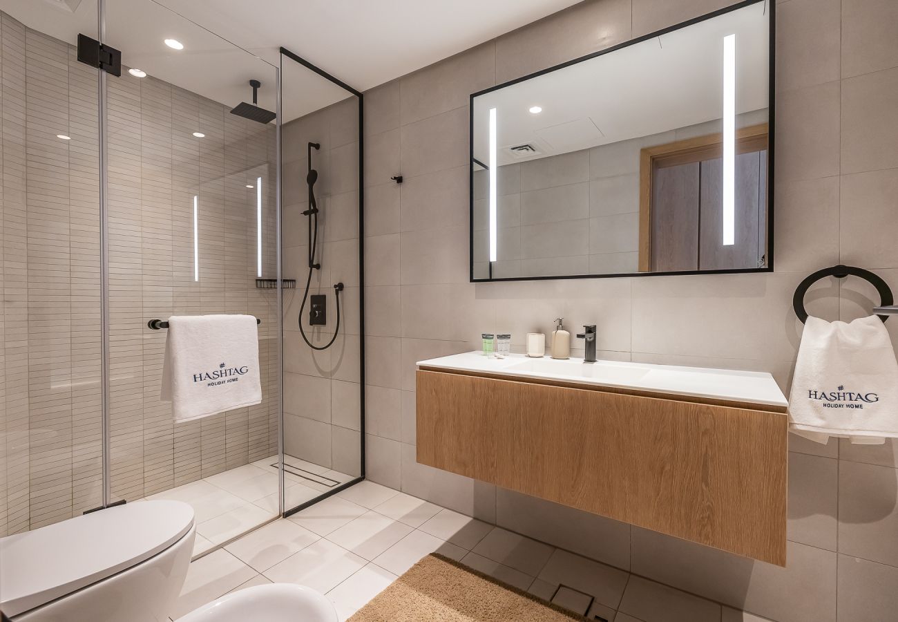 Apartment in Dubai - Spacious 3-Bedroom Apartment with Maid’s Room & Burj Khalifa Views – Business Bay