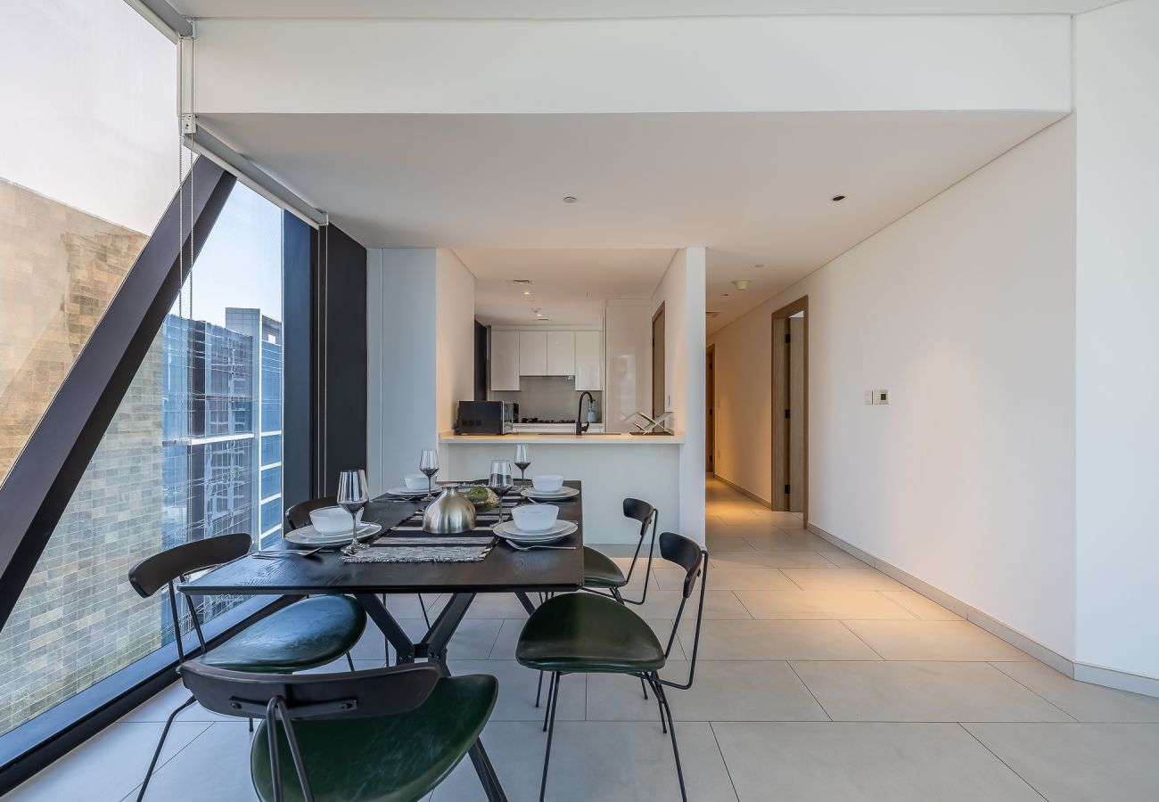 Apartment in Dubai - Spacious 3-Bedroom Apartment with Maid’s Room & Burj Khalifa Views – Business Bay