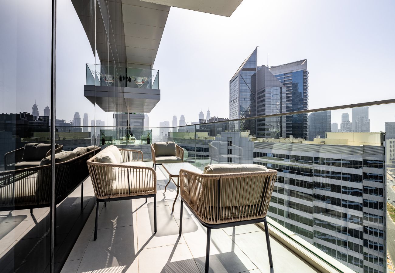 Apartment in Dubai - Spacious 3-Bedroom Apartment with Maid’s Room & Burj Khalifa Views – Business Bay