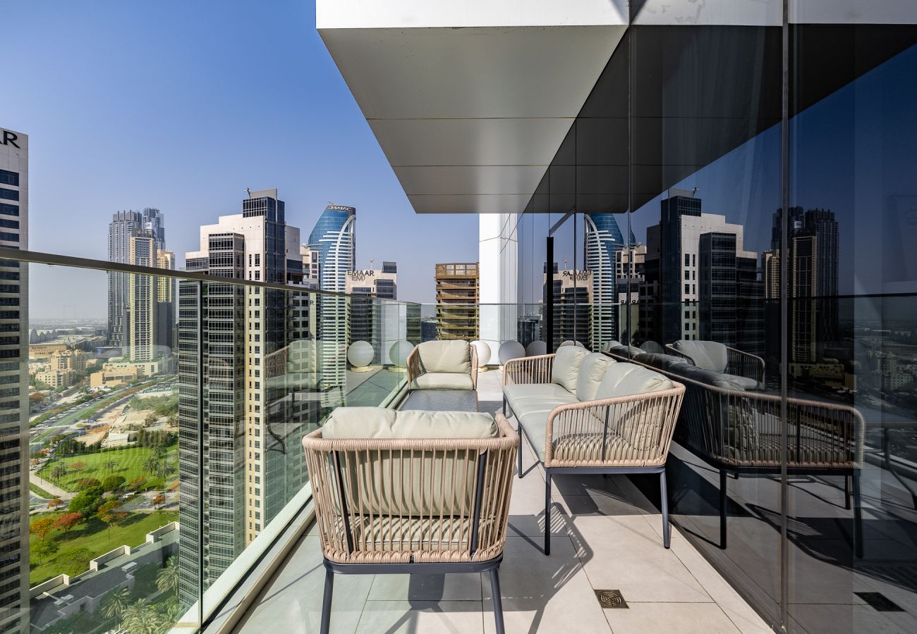 Apartment in Dubai - Spacious 3-Bedroom Apartment with Maid’s Room & Burj Khalifa Views – Business Bay