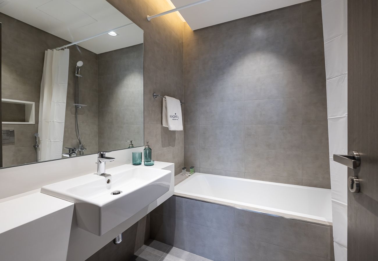 Apartment in Dubai - Modern 1-Bedroom Apartment with Lagoon Views | Residences 15 – District One