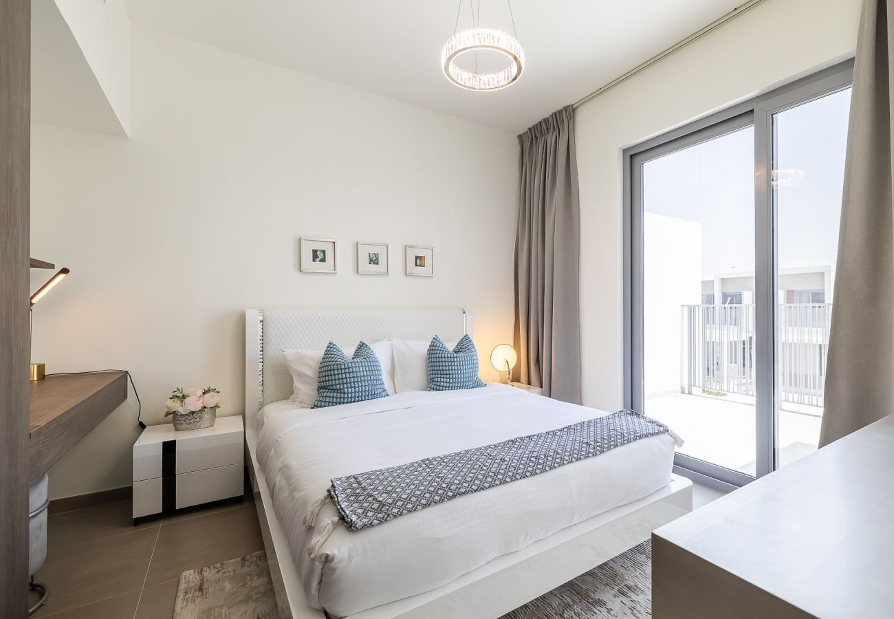Terraced House in Dubai - Elegant villa with 3 BDR I Maid Room I Garden /B51