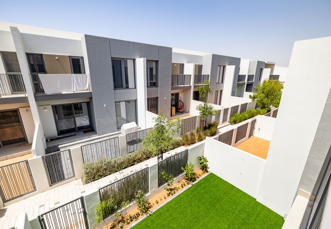 Terraced House in Dubai - Elegant villa with 3 BDR I Maid Room I Garden /B51