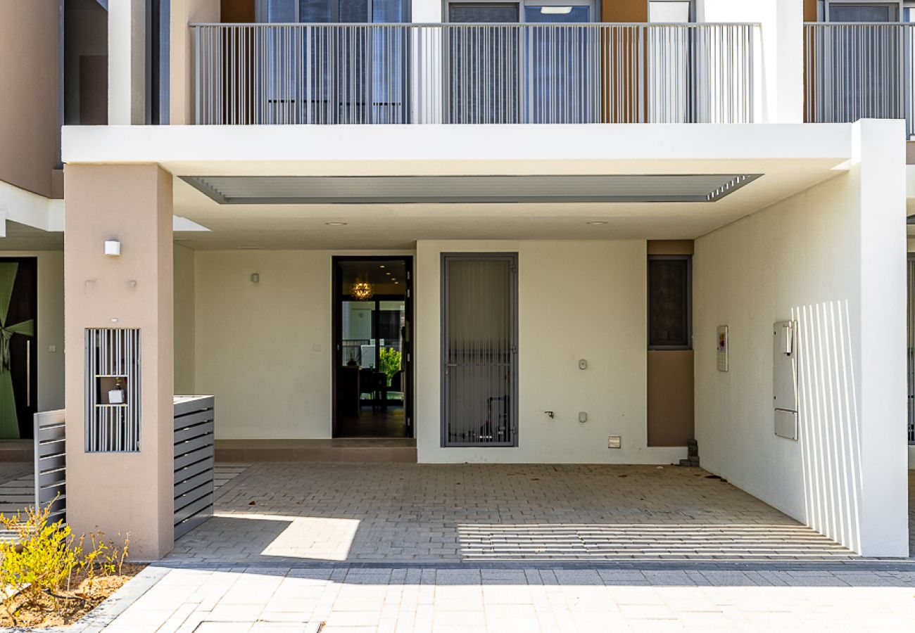 Terraced House in Dubai - Elegant villa with 3 BDR I Maid Room I Garden /B67