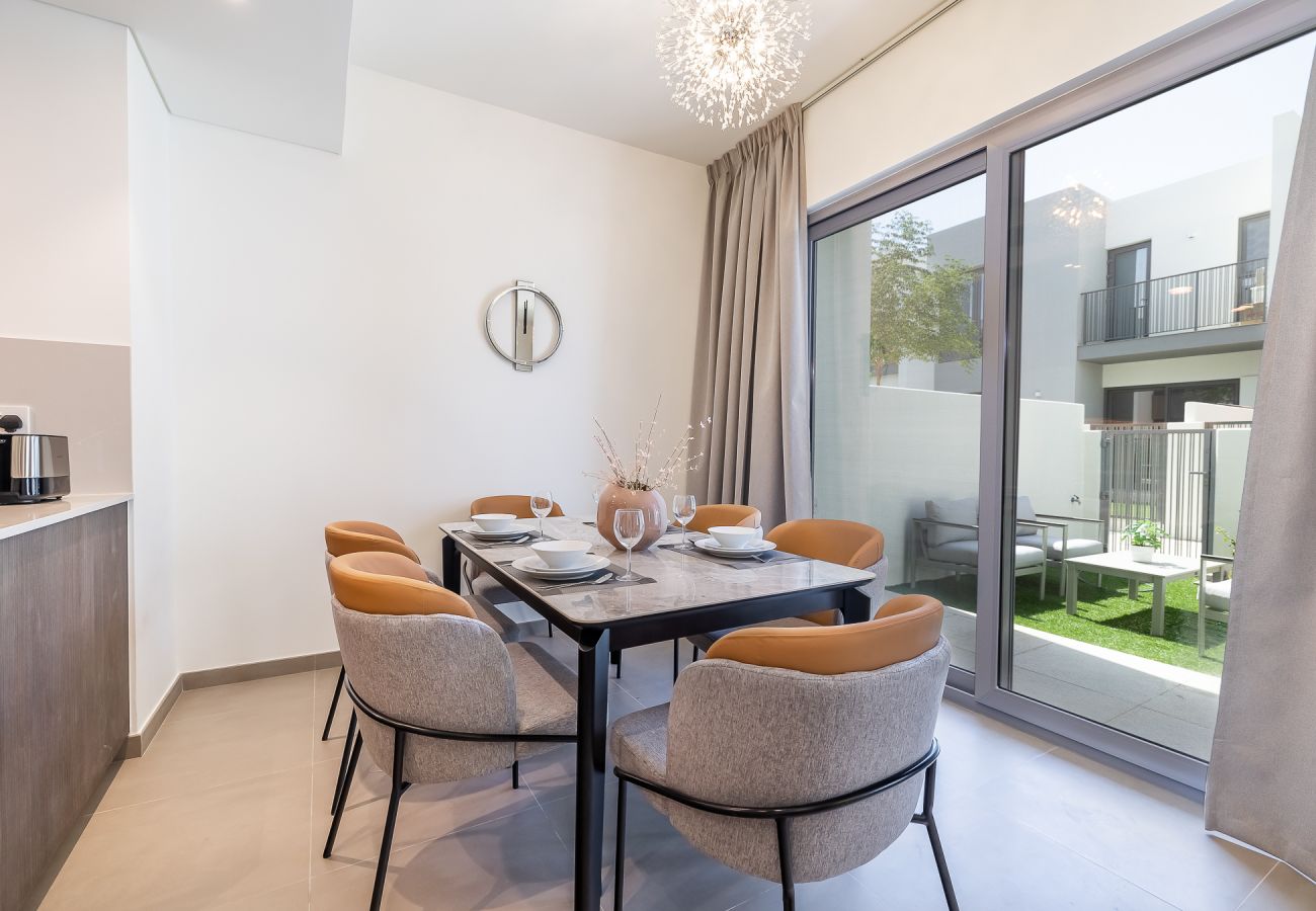 Terraced House in Dubai - Elegant villa with 3 BDR I Maid Room I Garden /B67