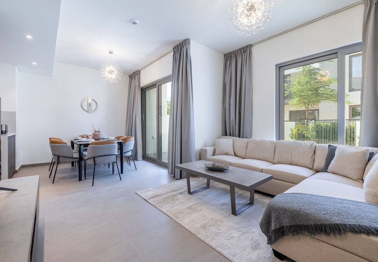 Terraced House in Dubai - Elegant villa with 3 BDR I Maid Room I Garden /B67