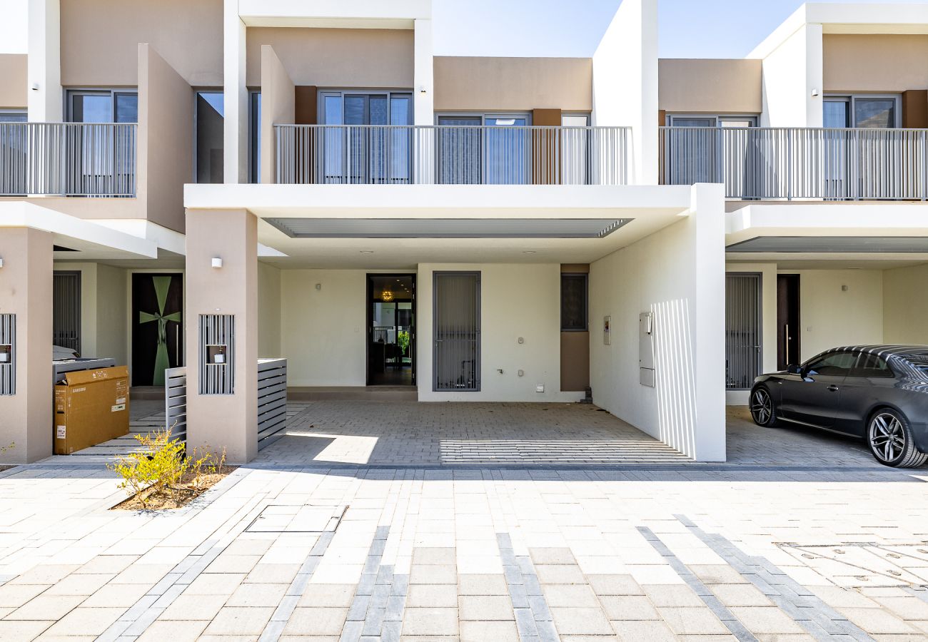 Terraced House in Dubai - Elegant villa with 3 BDR I Maid Room I Garden /B67