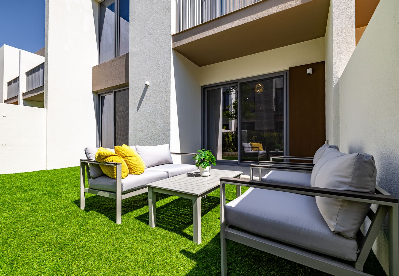Terraced House in Dubai - Elegant villa with 3 BDR I Maid Room I Garden /B67