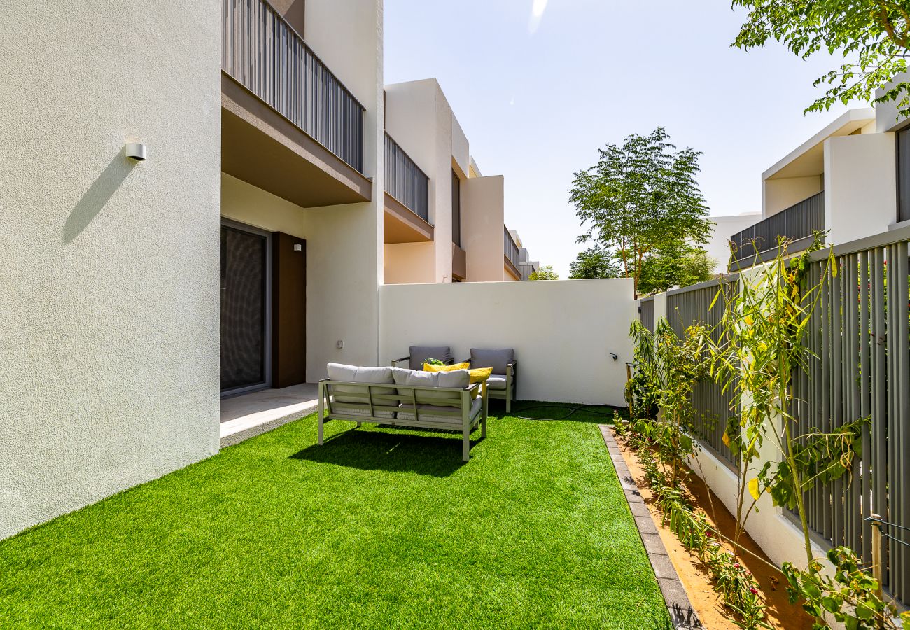 Terraced House in Dubai - Elegant villa with 3 BDR I Maid Room I Garden /B67