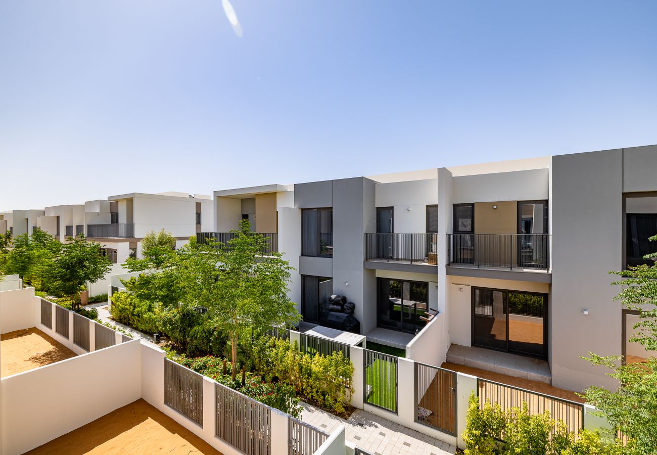 Terraced House in Dubai - Elegant villa with 3 BDR I Maid Room I Garden /B67
