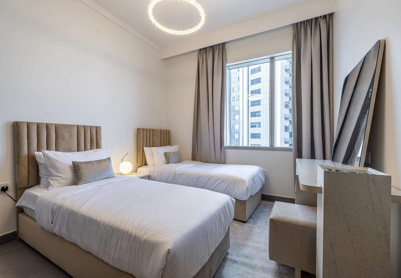 Apartment in Dubai - Elegant 3-Bedroom Apartment with Maid’s Room in Creek Gate – Dubai Creek Harbour