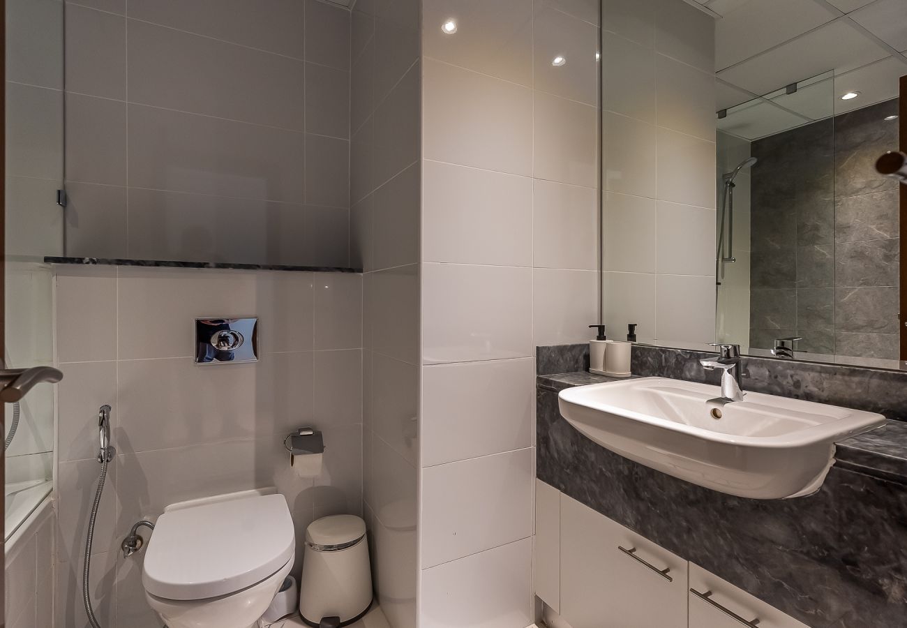 Apartment in Dubai - Elegant 3-Bedroom Apartment with Maid’s Room in Noora Tower – Al Habtoor City