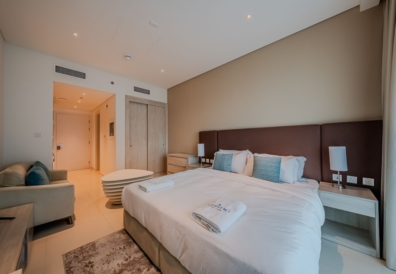 Apartment in Dubai - Serene Beachfront Studio | Seven Palm, Palm Jumeirah