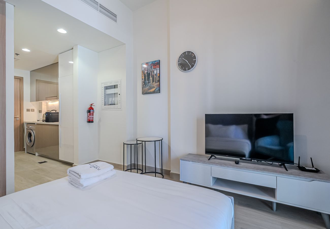 Apartment in Dubai - Stylish Studio  Apartment with Balcony & City Views | Azizi 25