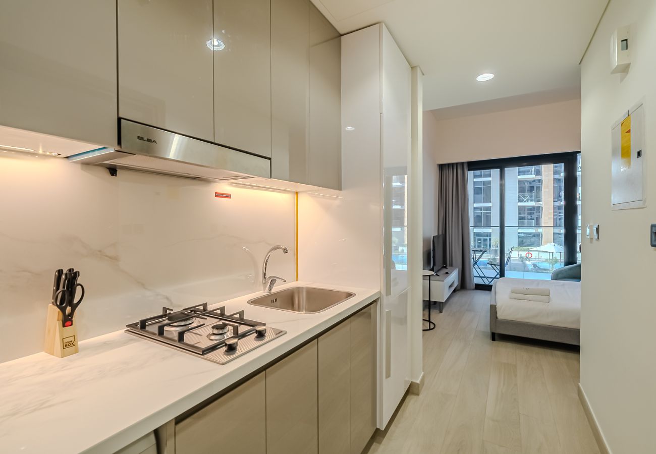Apartment in Dubai - Stylish Studio  Apartment with Balcony & City Views | Azizi 25