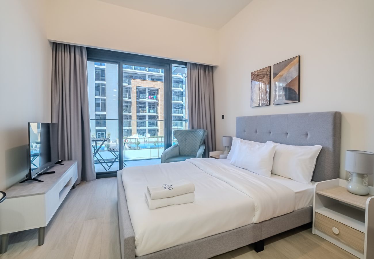 Apartment in Dubai - Stylish Studio  Apartment with Balcony & City Views | Azizi 25