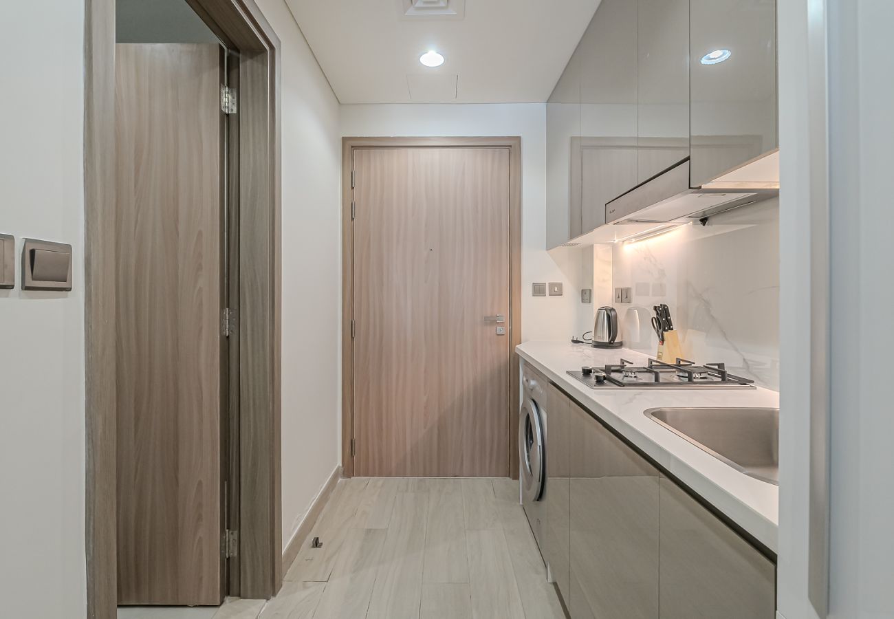 Apartment in Dubai - Stylish Studio  Apartment with Balcony & City Views | Azizi 25
