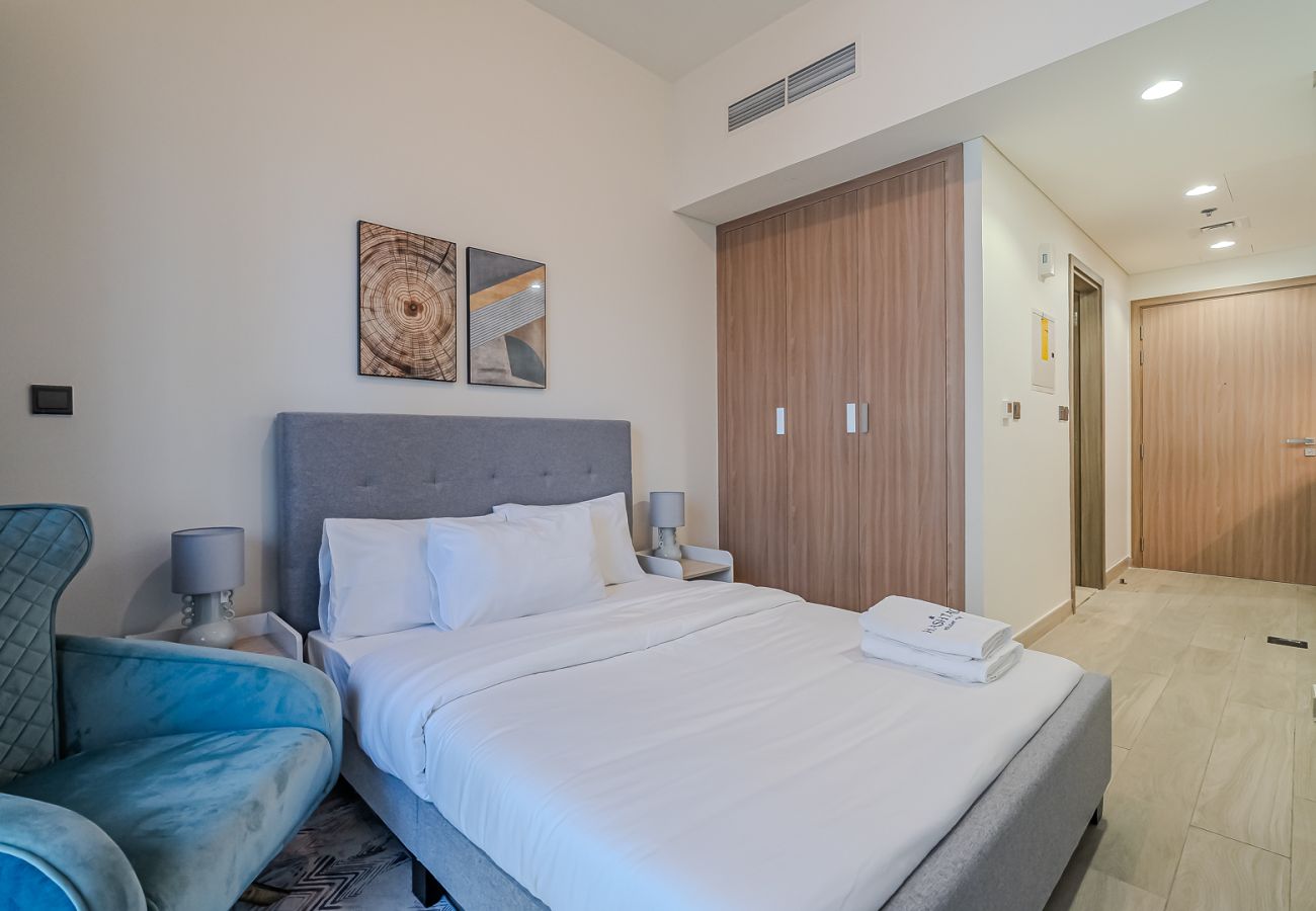 Apartment in Dubai - Stylish Studio  Apartment with Balcony & City Views | Azizi 25