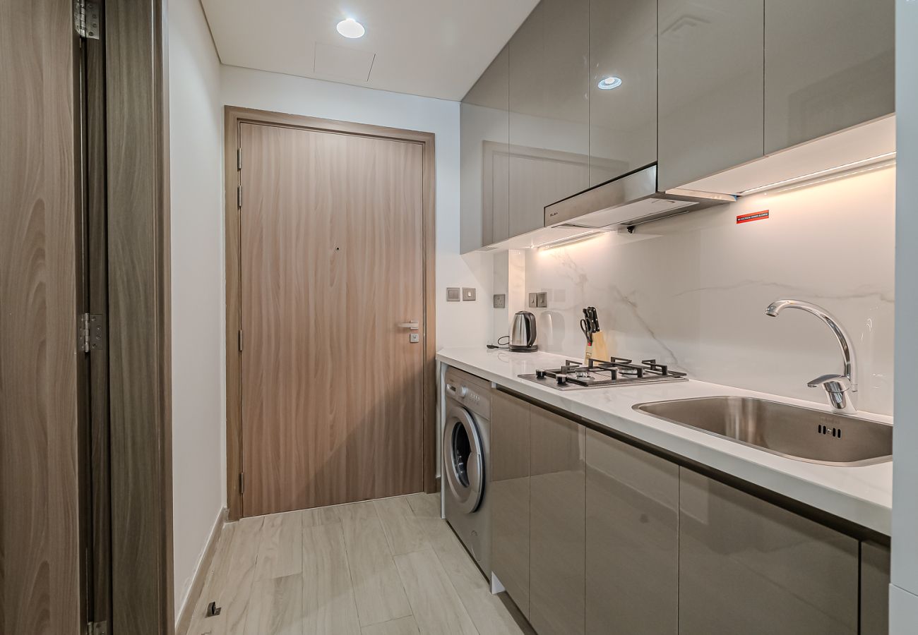 Apartment in Dubai - Stylish Studio  Apartment with Balcony & City Views | Azizi 25