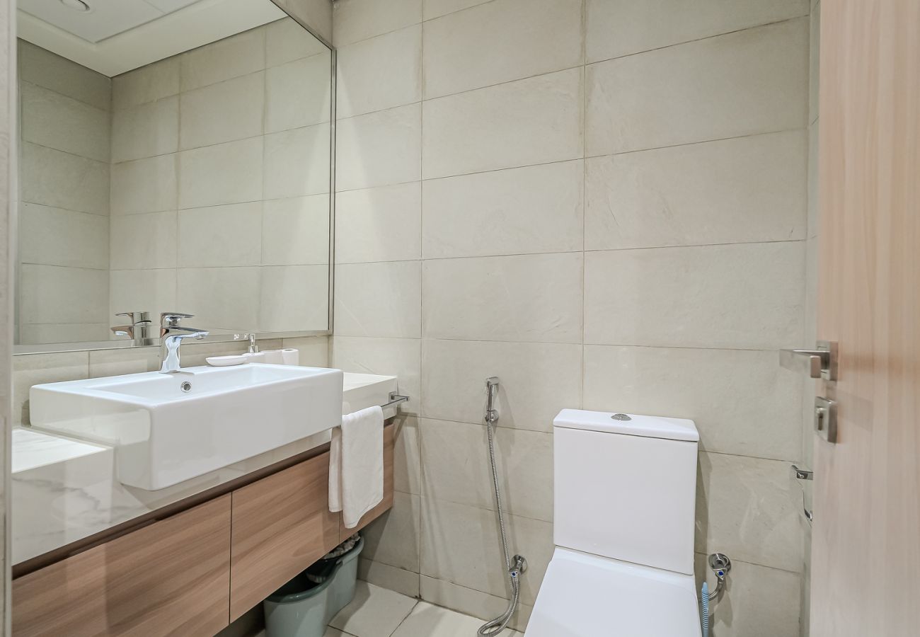 Apartment in Dubai - Stylish Studio  Apartment with Balcony & City Views | Azizi 25