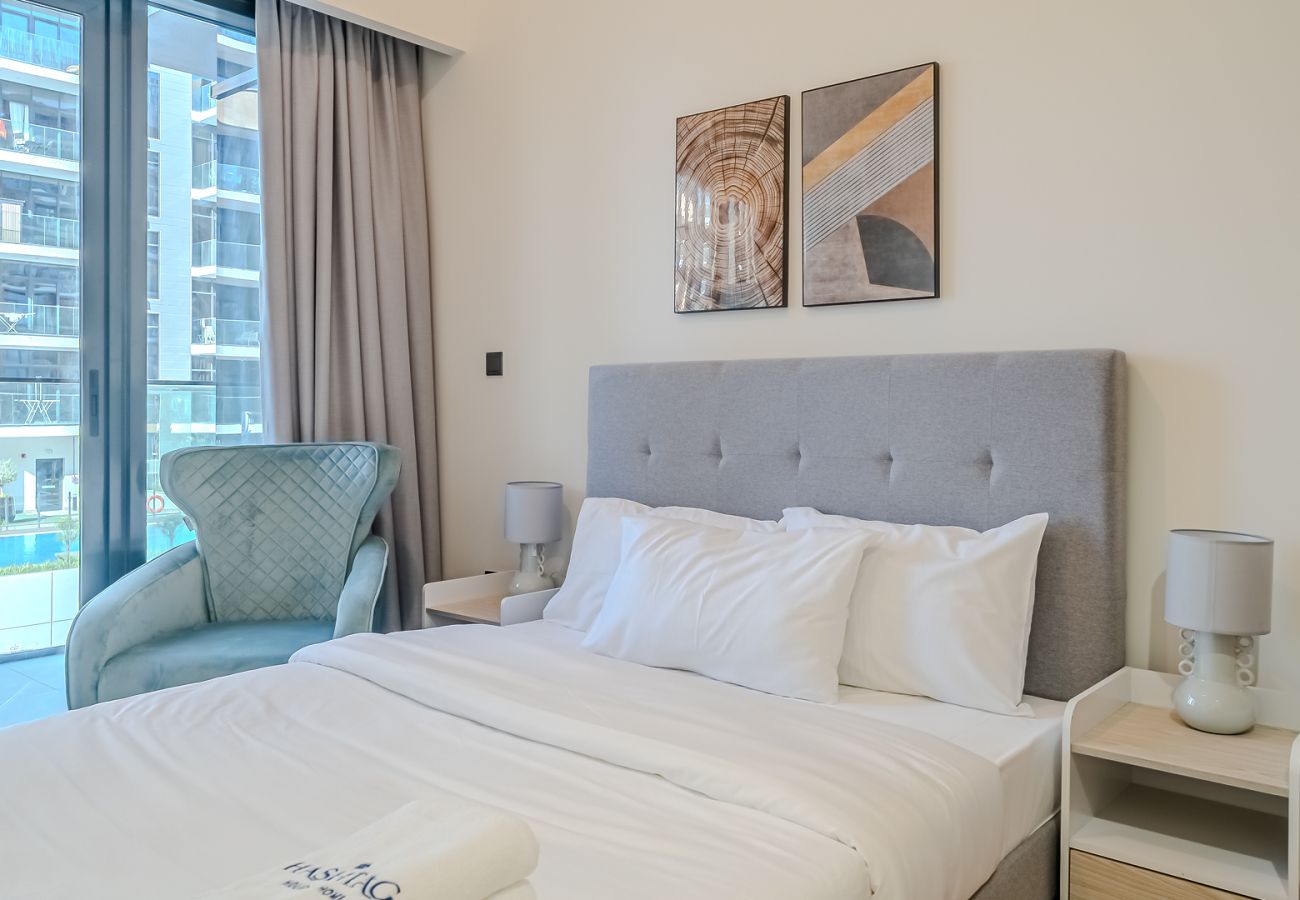 Apartment in Dubai - Stylish Studio  Apartment with Balcony & City Views | Azizi 25