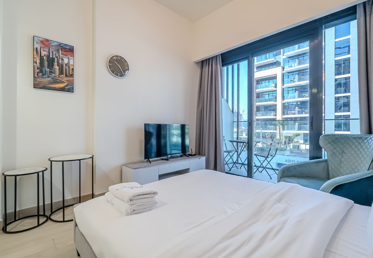 Apartment in Dubai - Stylish Studio  Apartment with Balcony & City Views | Azizi 25