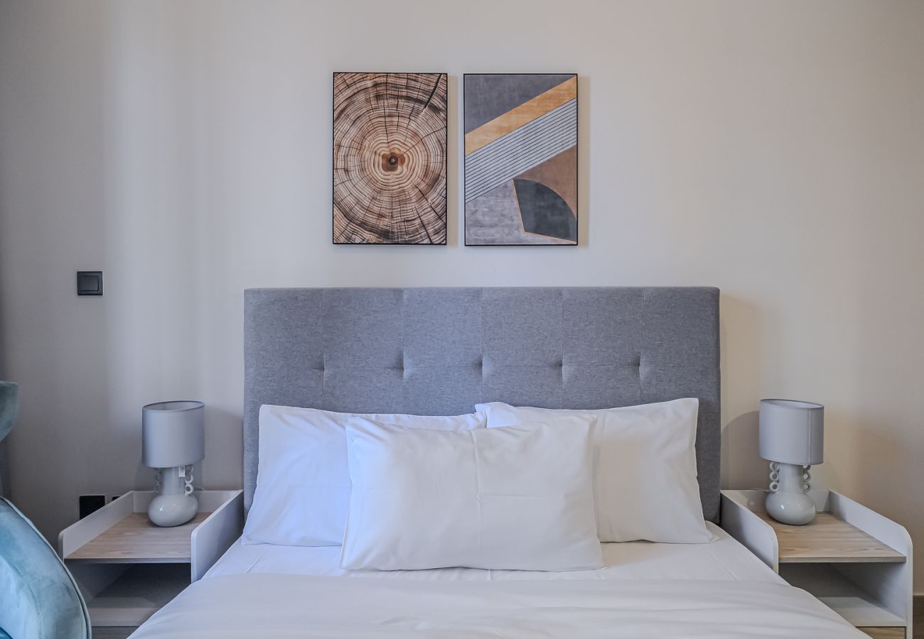 Apartment in Dubai - Stylish Studio  Apartment with Balcony & City Views | Azizi 25