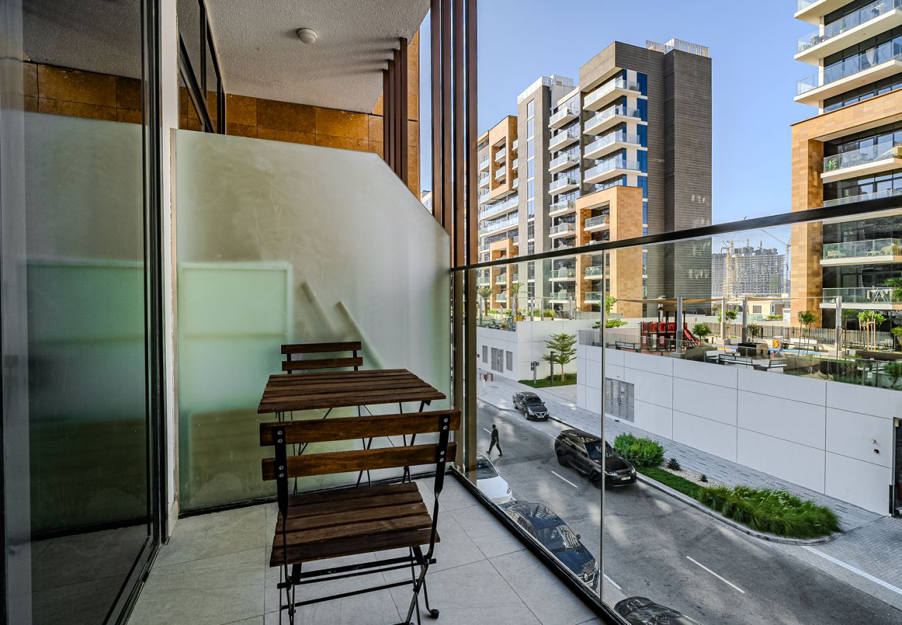 Apartment in Dubai - Stylish Studio  Apartment with Balcony & City Views | Azizi 25