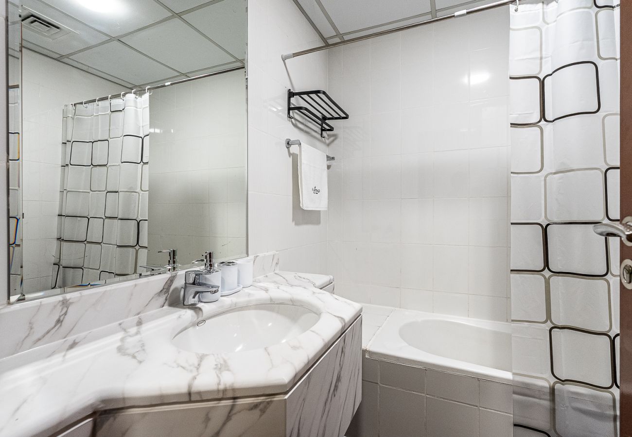 Apartment in Dubai - Stylish Studio apartment in Downtown Dubai I Burj Al Nujoom